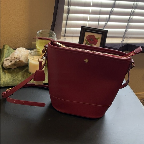 crown & ivy Handbags - Crown & Ivy Bucket Crossbody Purse